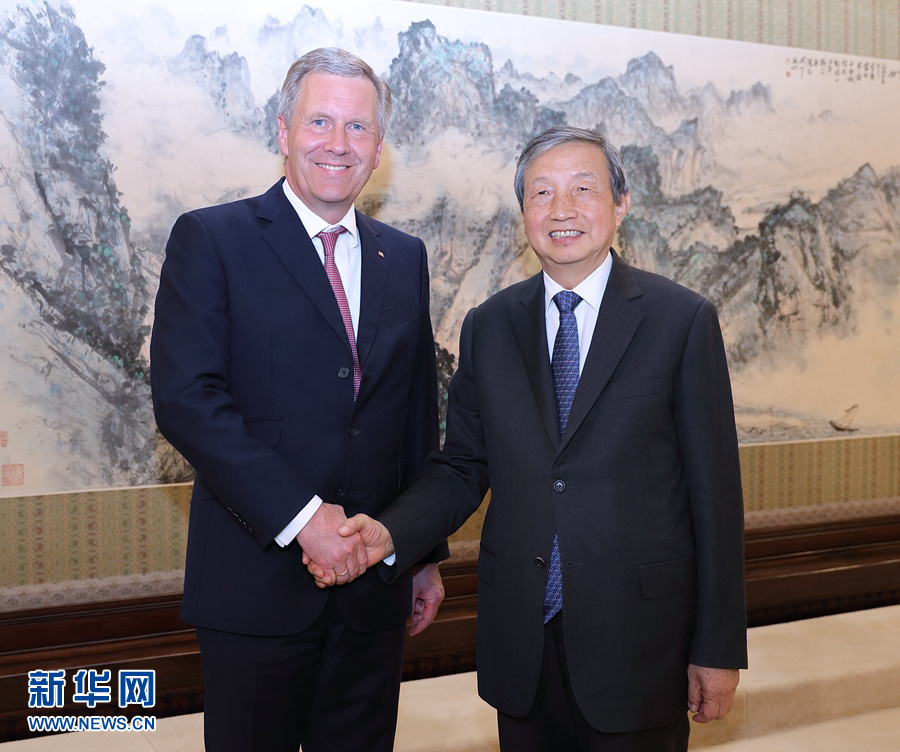 6月13日，國(guó)務(wù)院副總理馬凱在北京中南海紫光閣會(huì)見德國(guó)前總統(tǒng)、全球中小企業(yè)聯(lián)盟全球主席武爾夫。 新華社記者 王曄 攝 