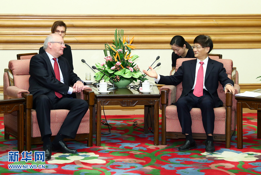 6月15日，中共中央政治局委員、中央政法委書記孟建柱在北京會見德國聯(lián)邦總理府情報國務(wù)秘書弗里徹。 新華社記者 謝環(huán)馳 攝