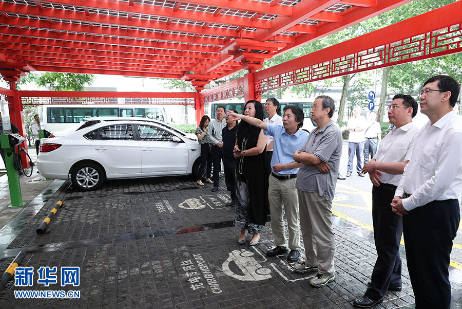 近日，中共中央政治局委員、國務(wù)院副總理馬凱在北京調(diào)研新能源汽車產(chǎn)業(yè)發(fā)展。這是7月4日，馬凱在北京深入新能源汽車充換電設(shè)施、充電服務(wù)平臺、分時租賃等單位調(diào)研。新華社記者 龐興雷 攝