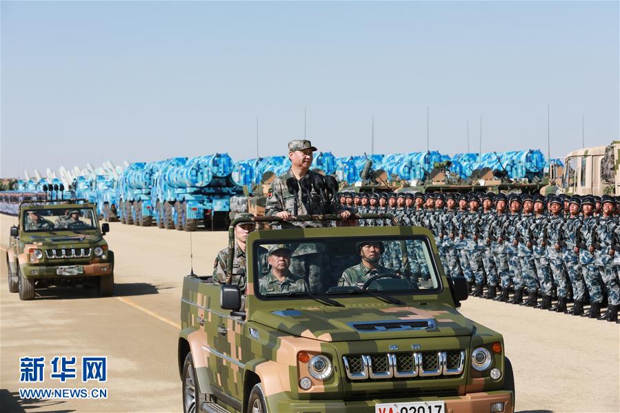 7月30日上午，慶祝中國人民解放軍建軍90周年閱兵在朱日和聯(lián)合訓(xùn)練基地隆重舉行。中共中央總書記、國家主席、中央軍委主席習(xí)近平檢閱部隊(duì)并發(fā)表重要講話。這是習(xí)近平乘車檢閱部隊(duì)。新華社記者 李剛 攝