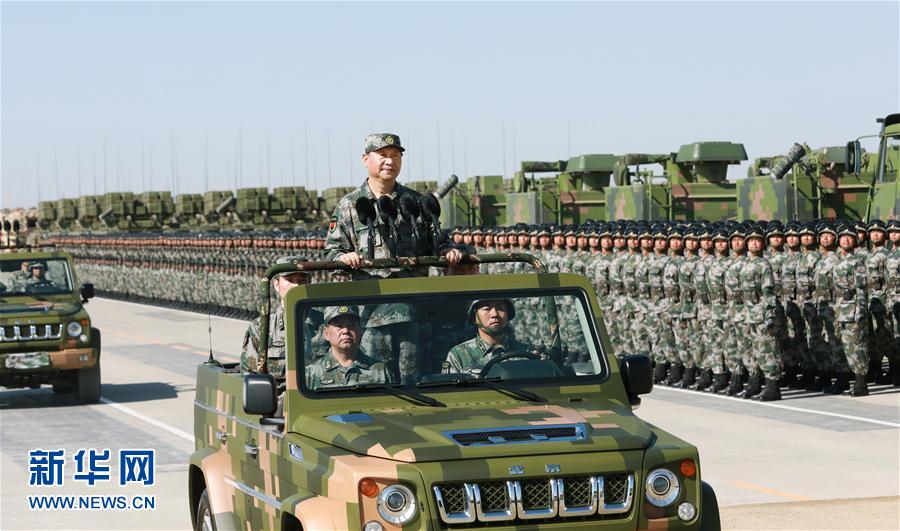 7月30日上午，慶祝中國人民解放軍建軍90周年閱兵在朱日和聯(lián)合訓(xùn)練基地隆重舉行。中共中央總書記、國家主席、中央軍委主席習(xí)近平檢閱部隊(duì)并發(fā)表重要講話。這是習(xí)近平乘車檢閱部隊(duì)。新華社記者 李剛 攝