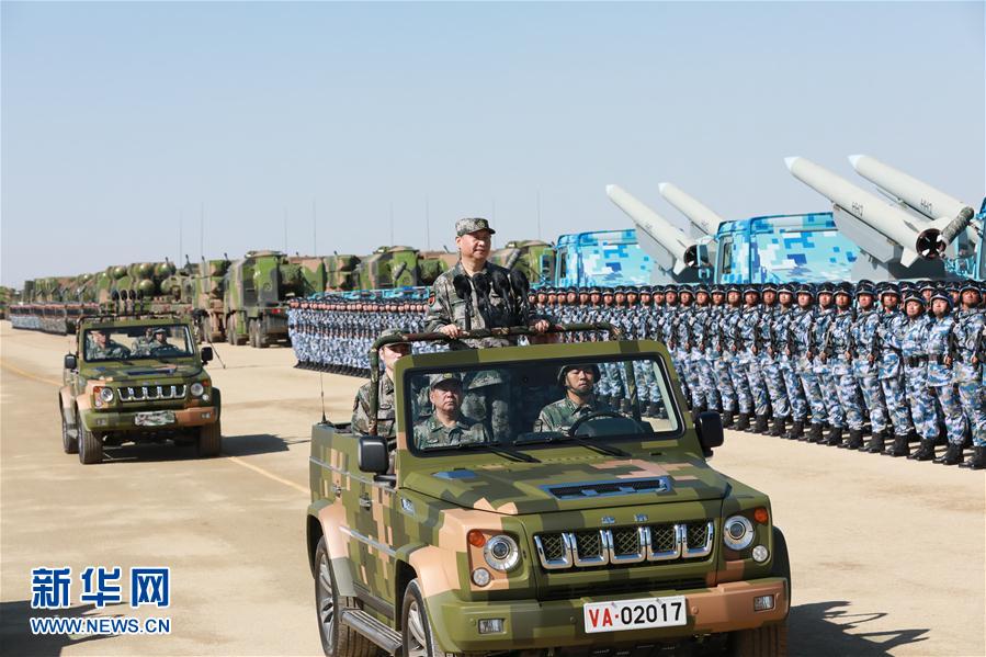 7月30日上午，慶祝中國人民解放軍建軍90周年閱兵在朱日和聯(lián)合訓(xùn)練基地隆重舉行。中共中央總書記、國家主席、中央軍委主席習(xí)近平檢閱部隊(duì)并發(fā)表重要講話。這是習(xí)近平乘車檢閱部隊(duì)。新華社記者 李剛 攝