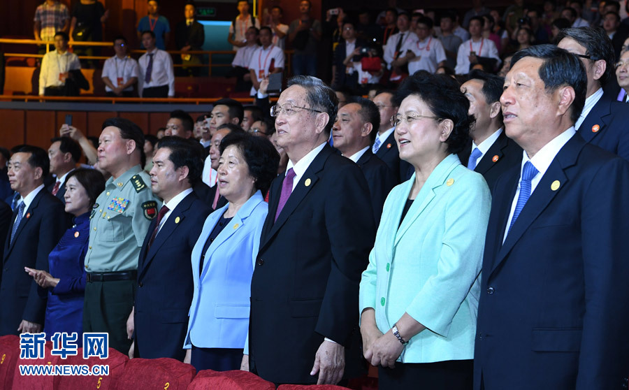 8月7日，慶祝內(nèi)蒙古自治區(qū)成立70周年文藝晚會《贊歌》在內(nèi)蒙古烏蘭恰特大劇院舉行。中共中央政治局常委、全國政協(xié)主席、中央代表團團長俞正聲和各族各界干部群眾等共約1300人觀看演出。新華社記者 張領 攝