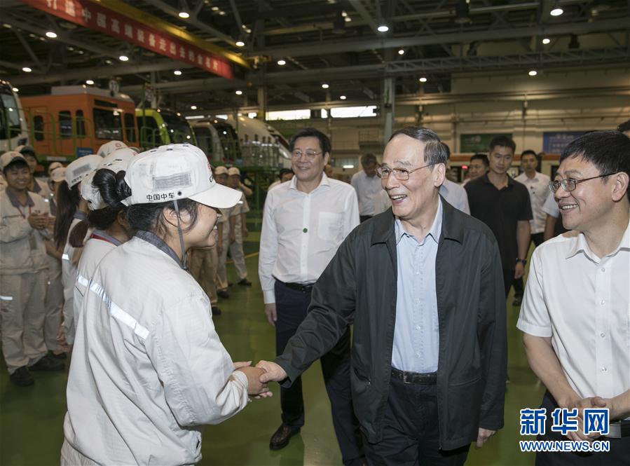 9月3日至5日，中共中央政治局常委、中央紀(jì)委書記、中央巡視工作領(lǐng)導(dǎo)小組組長王岐山在湖南省調(diào)研并主持召開巡察工作座談會。這是9月4日，王岐山到中國中車株洲電力機(jī)車有限公司考察。新華社記者 王曄 攝
