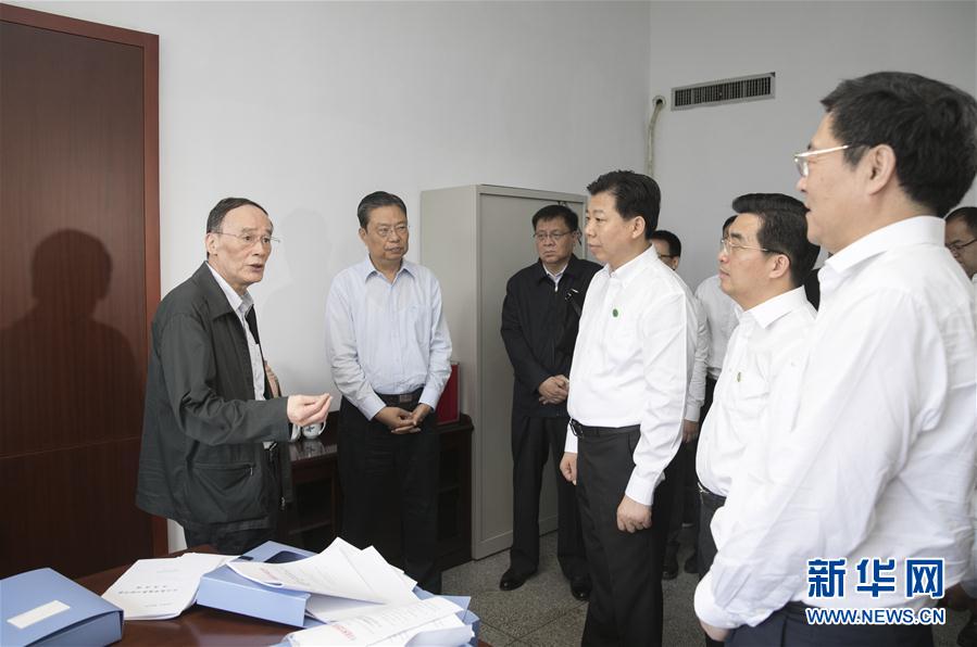 9月3日至5日，中共中央政治局常委、中央紀(jì)委書記、中央巡視工作領(lǐng)導(dǎo)小組組長王岐山在湖南省調(diào)研并主持召開巡察工作座談會。這是9月4日，王岐山來到株洲市委巡察辦看望巡察干部。新華社記者 王曄 攝
