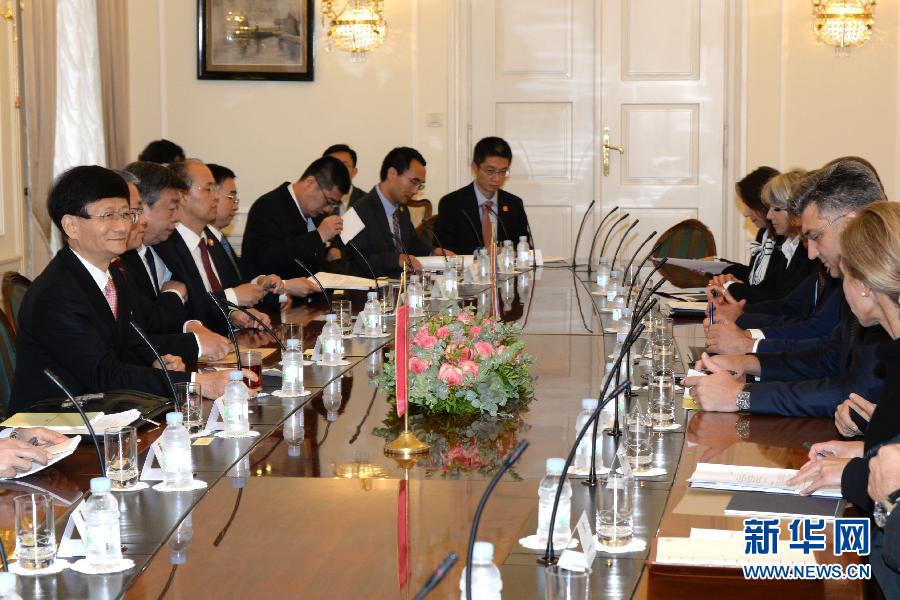 9月12日，克羅地亞總理普連科維奇（右二）在首都薩格勒布會(huì)見(jiàn)到訪的習(xí)近平主席特使、中共中央政治局委員、中央政法委書記孟建柱（左一）。新華社記者高磊攝