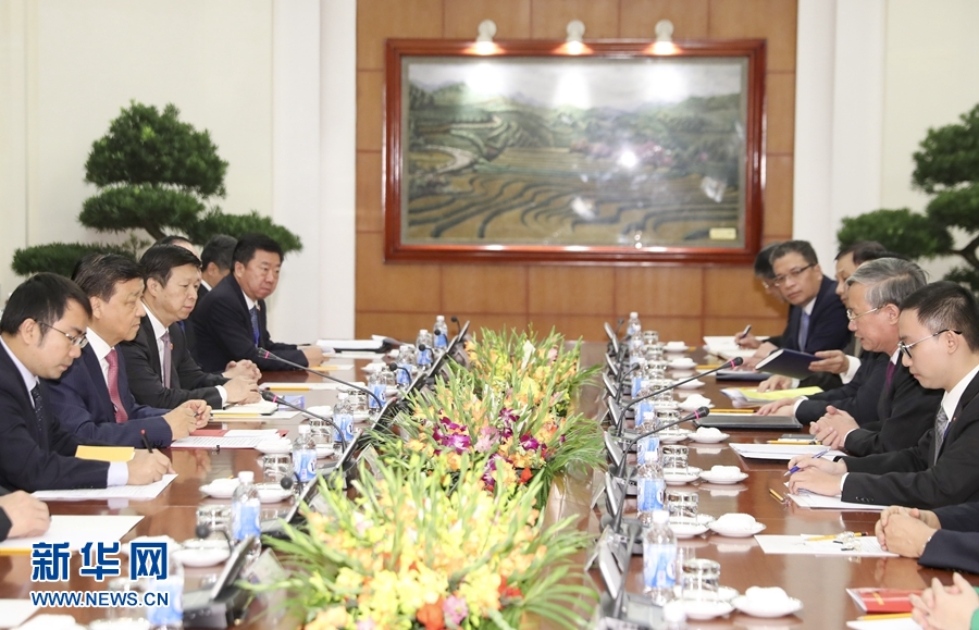 應(yīng)越南共產(chǎn)黨邀請，中共中央政治局常委、中央書記處書記劉云山9月18日至19日對越南進(jìn)行正式訪問。這是9月18日，劉云山在河內(nèi)與越共中央政治局委員陳國旺舉行會談。 新華社記者 丁林 攝