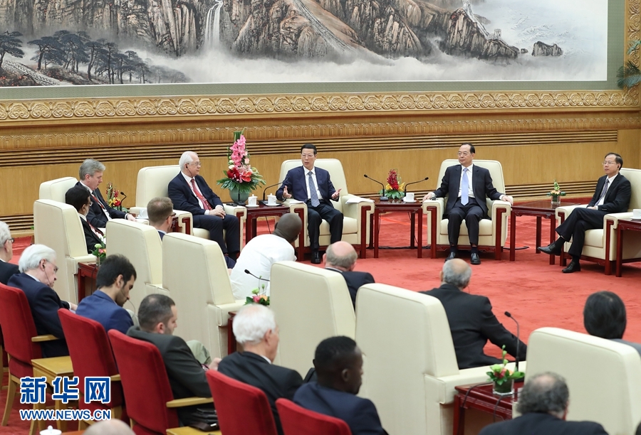 9月21日，中共中央政治局常委、國務院副總理張高麗在北京人民大會堂會見來華參加2017&ldquo;一帶一路&rdquo;媒體合作論壇的外方代表并回答大家關心的問題。新華社記者王曄攝 