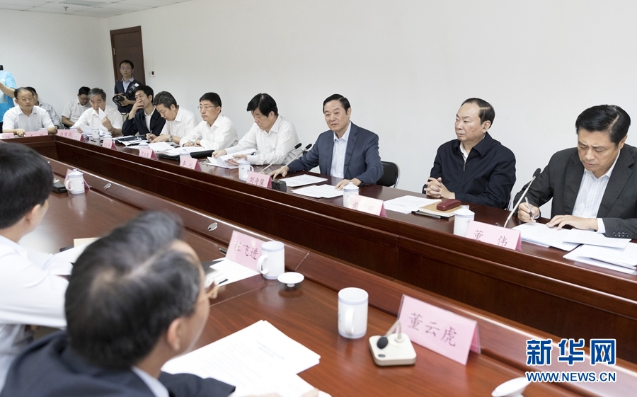 9月22日，中共中央政治局委員、中央書記處書記、中宣部部長劉奇葆在北京調(diào)研京劇像音像工程情況。這是劉奇葆與有關(guān)方面負責同志座談交流。新華社記者 丁海濤 攝