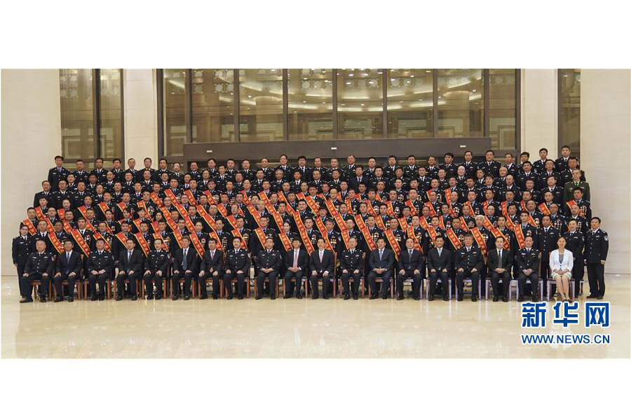 9月22日，&ldquo;熱血鑄劍&middot;丹心衛(wèi)民&rdquo;全國公安百佳刑警推選活動揭曉儀式在北京舉行。中共中央政治局委員、中央政法委書記孟建柱會見當選民警并觀看揭曉儀式。國務委員、公安部部長郭聲琨參加會見并觀看揭曉儀式。新華社記者 殷剛 攝
