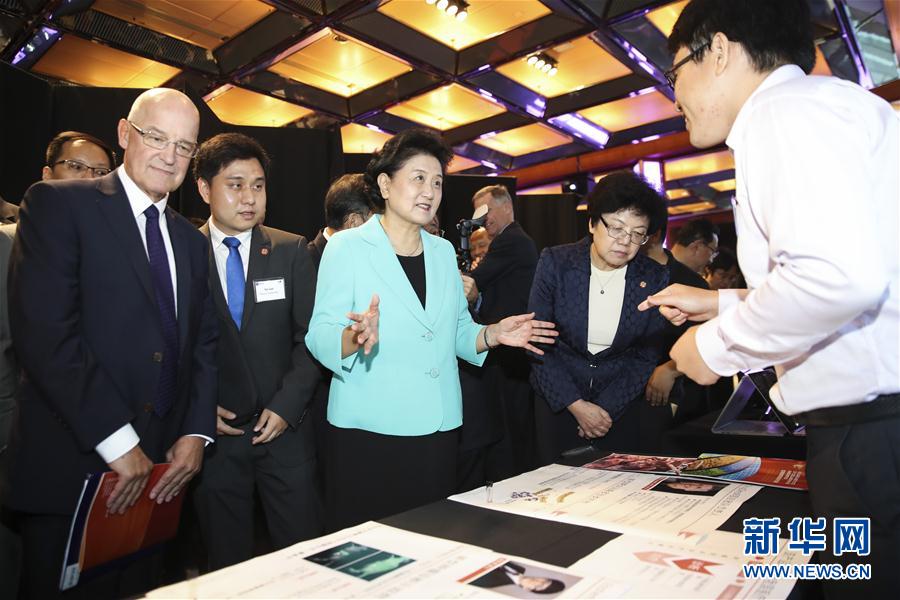 9月25日，在美國紐約，國務(wù)院副總理劉延?xùn)|（中）在紐約大學(xué)校長漢密爾頓（前左一）的陪同下參觀中美兩國青年創(chuàng)客產(chǎn)品展示。國務(wù)院副總理劉延?xùn)|25日在美國紐約大學(xué)出席中美創(chuàng)客峰會暨中美青年創(chuàng)客中心啟動儀式并講話。新華社記者 王迎 攝