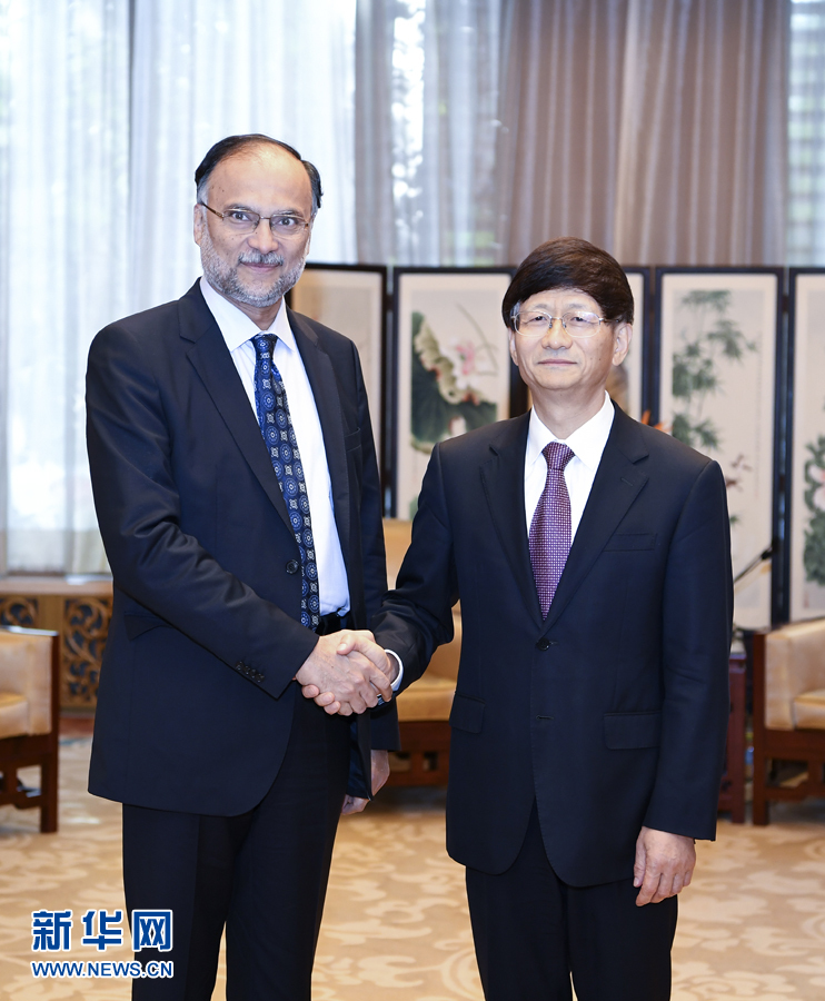 9月26日，中共中央政治局委員、中央政法委書記孟建柱在北京會見來華出席國際刑警組織第86屆全體大會的巴基斯坦內(nèi)政部長伊克巴爾。新華社記者 張領(lǐng) 攝