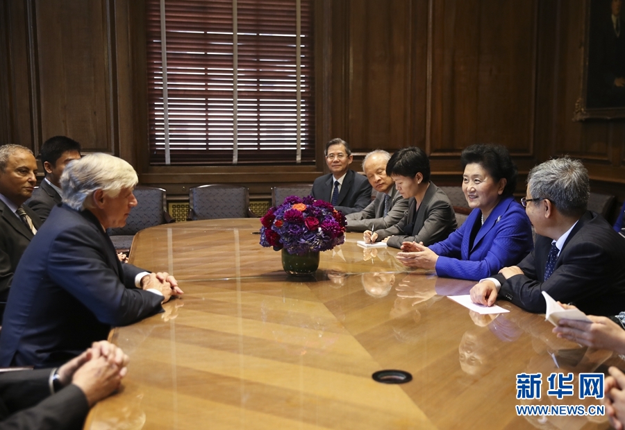 當(dāng)?shù)貢r間9月26日，國務(wù)院副總理劉延?xùn)|在紐約哥倫比亞大學(xué)出席中美大學(xué)校長與智庫論壇并發(fā)表主旨演講。這是論壇開始前，國務(wù)院副總理劉延?xùn)|（右二）會見哥倫比亞大學(xué)校長博林格（左）。新華社記者 王迎 攝