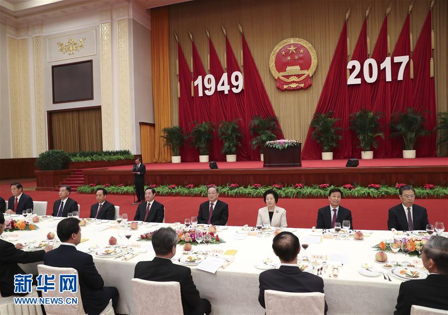 9月28日，全國(guó)政協(xié)辦公廳、中共中央統(tǒng)戰(zhàn)部、國(guó)務(wù)院僑辦、國(guó)務(wù)院港澳辦、國(guó)務(wù)院臺(tái)辦在北京人民大會(huì)堂聯(lián)合舉行國(guó)慶招待會(huì)。中共中央政治局常委、全國(guó)政協(xié)主席俞正聲與2800多名港澳臺(tái)僑各界代表歡聚一堂，慶祝中華人民共和國(guó)成立68周年。這是俞正聲在招待會(huì)上致辭。新華社記者 龐興雷 攝