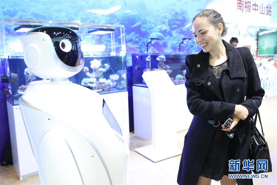 （圖文互動(dòng)）（1）&ldquo;中共十八大以來非常有成就的五年&rdquo;&mdash;&mdash;外國嘉賓參觀&ldquo;砥礪奮進(jìn)的五年&rdquo;大型成就展