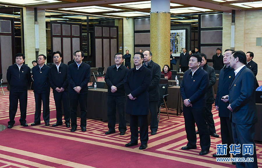 11月14日至15日，國務(wù)院副總理張高麗在黑龍江調(diào)研。這是11月14日，張高麗到黑龍江糧食交易市場了解糧食生產(chǎn)和銷售、糧食產(chǎn)品深加工、政策性儲糧去庫存等工作。 新華社記者 高潔 攝