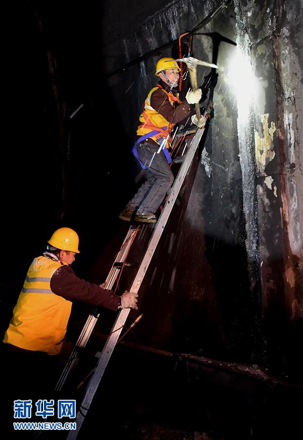 （走基層 聽(tīng)民聲）（4）鐵路守護(hù)者 隧道&ldquo;打冰人&rdquo;