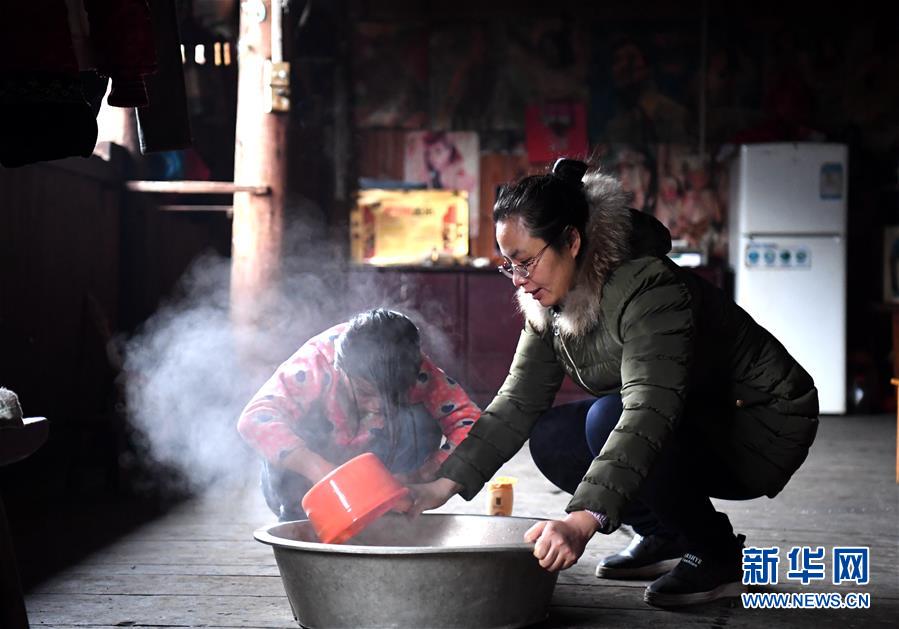 （圖片故事）（1）大山貧困娃和她的&ldquo;駐村媽媽&rdquo;