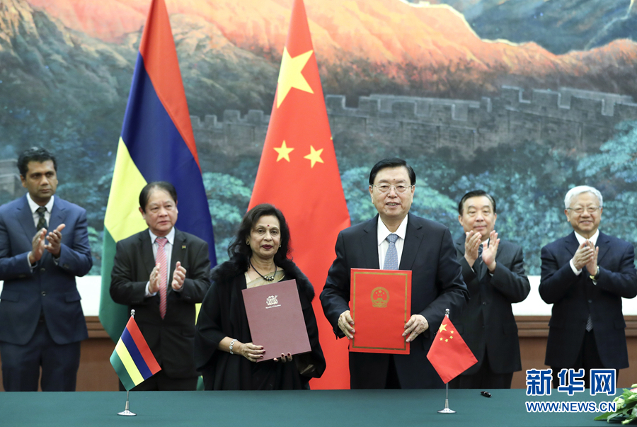 2月2日，全國(guó)人大常委會(huì)委員長(zhǎng)張德江在北京人民大會(huì)堂與毛里求斯國(guó)民議會(huì)議長(zhǎng)哈努曼吉舉行會(huì)談。這是雙方會(huì)談前共同出席中國(guó)全國(guó)人大與毛里求斯國(guó)民議會(huì)合作諒解備忘錄的簽字儀式。新華社記者 龐興雷 攝