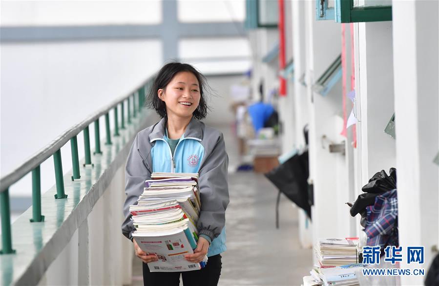 （社會(huì)）（2）苗山脫貧影像志&mdash;&mdash;高三學(xué)生的大學(xué)夢 