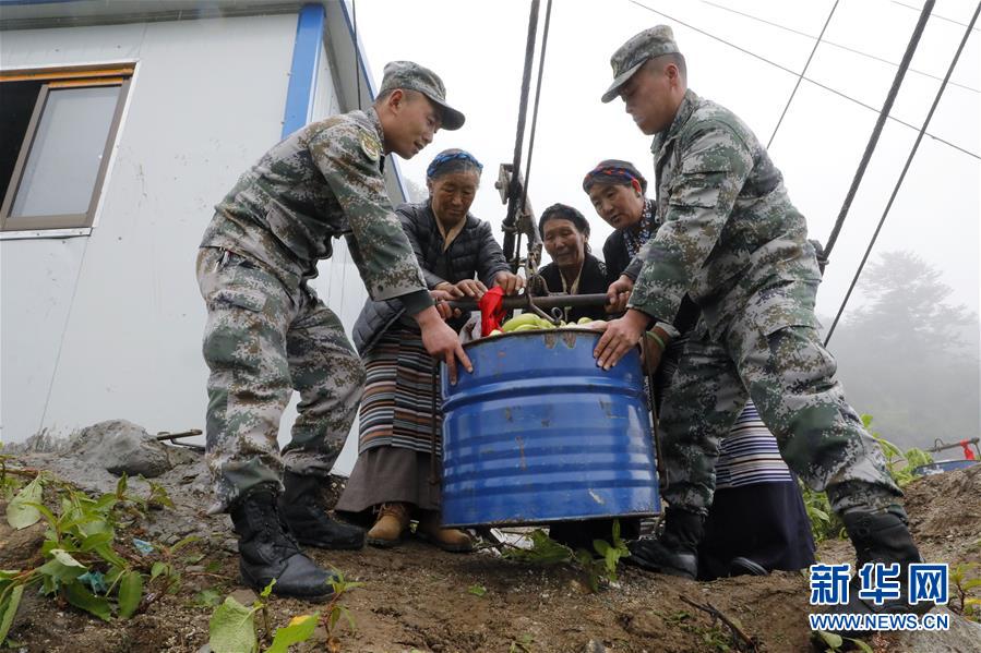 （圖文互動）（2）特寫：&ldquo;八一&rdquo;禮物，飛向云端哨所