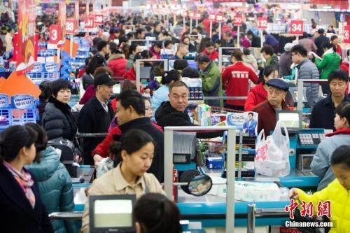 資料圖：民眾購買生活用品。張?jiān)?攝