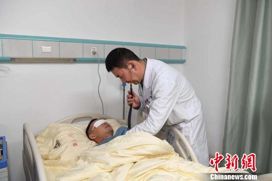 圖為醫(yī)生為杜富國檢查。　肖瑤 攝