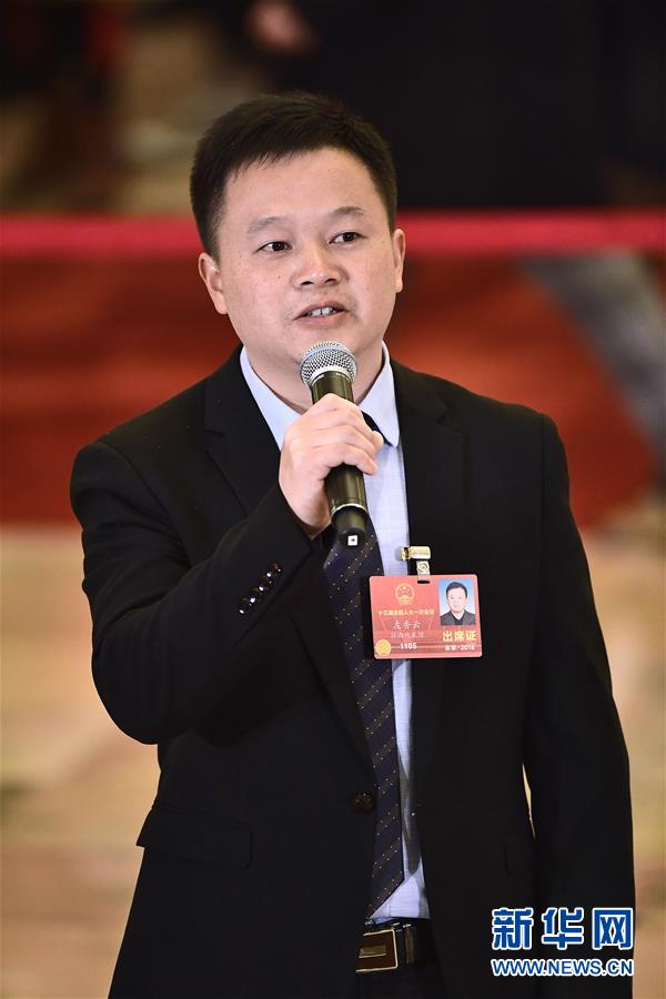 （兩會&middot;人大開幕）（9）全國人大代表接受采訪