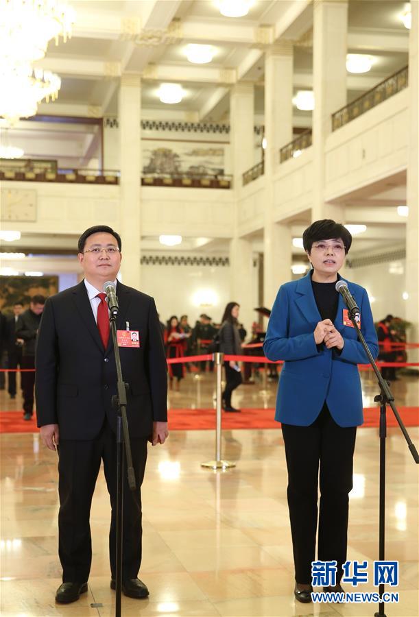 （兩會(huì)&middot;XHDW）（2）全國(guó)人大代表接受采訪