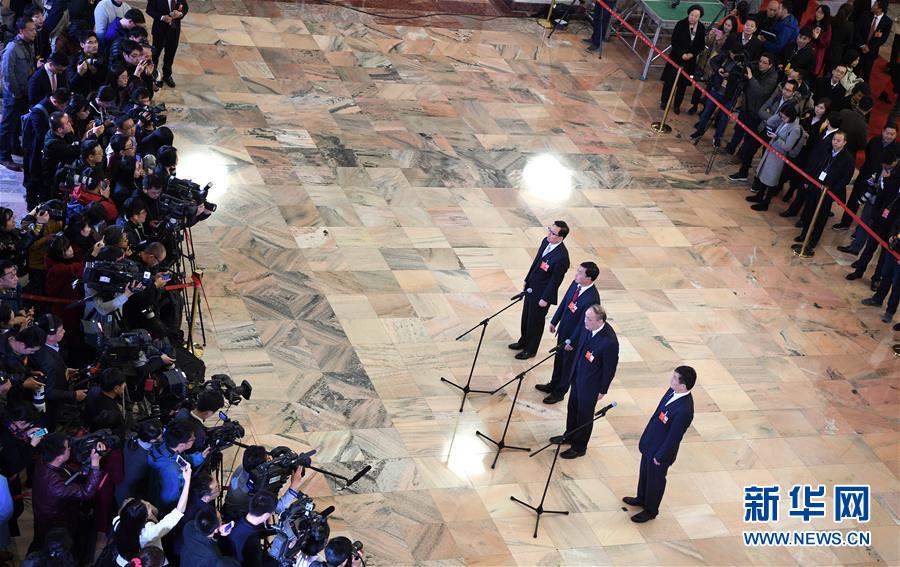 （兩會(huì)&middot;XHDW）（13）全國(guó)政協(xié)委員接受采訪