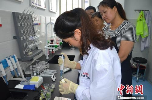 資料圖：工作人員根據(jù)消費者要求現(xiàn)場檢驗，共筑食品安全。<a target='_blank' ><p  align=