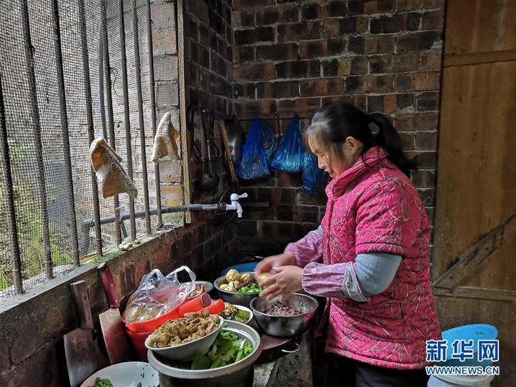 （新春走基層&middot;圖文互動(dòng)）（2）八平方米&ldquo;蝸居&rdquo;變身苗家客棧&mdash;&mdash;苗家&ldquo;花姐&rdquo;的脫貧故事