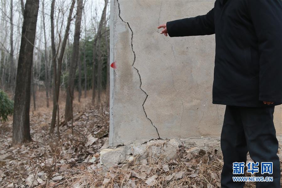 （新華視點(diǎn)&middot;圖文互動(dòng)）（3）挖掘作業(yè)距漢墓中心僅20米，村民住房出現(xiàn)裂縫&hellip;&hellip;&ldquo;造地&rdquo;如何變挖山？