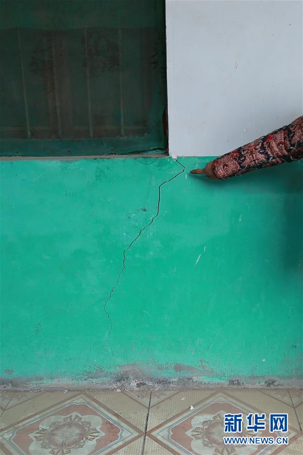 （新華視點(diǎn)&middot;圖文互動(dòng)）（4）挖掘作業(yè)距漢墓中心僅20米，村民住房出現(xiàn)裂縫&hellip;&hellip;&ldquo;造地&rdquo;如何變挖山？