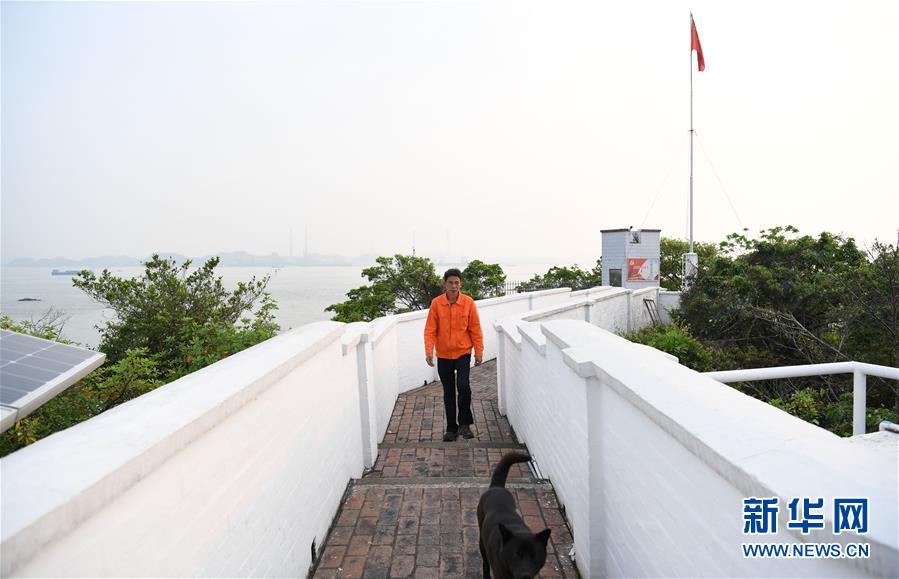 （新華全媒頭條&middot;圖文互動(dòng)）（6）守望&mdash;&mdash;記舢舨洲&ldquo;島主&rdquo;黃燦明一門(mén)四代航標(biāo)工