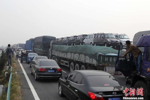 資料圖：高速擁堵不堪。<a target='_blank' ><p  align=