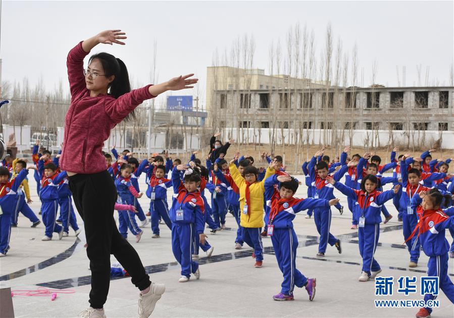 （新華全媒頭條&middot;圖文互動(dòng)）（8）大漠小城的別樣青春&mdash;&mdash;記內(nèi)地青年學(xué)子扎根新疆且末教書(shū)育人