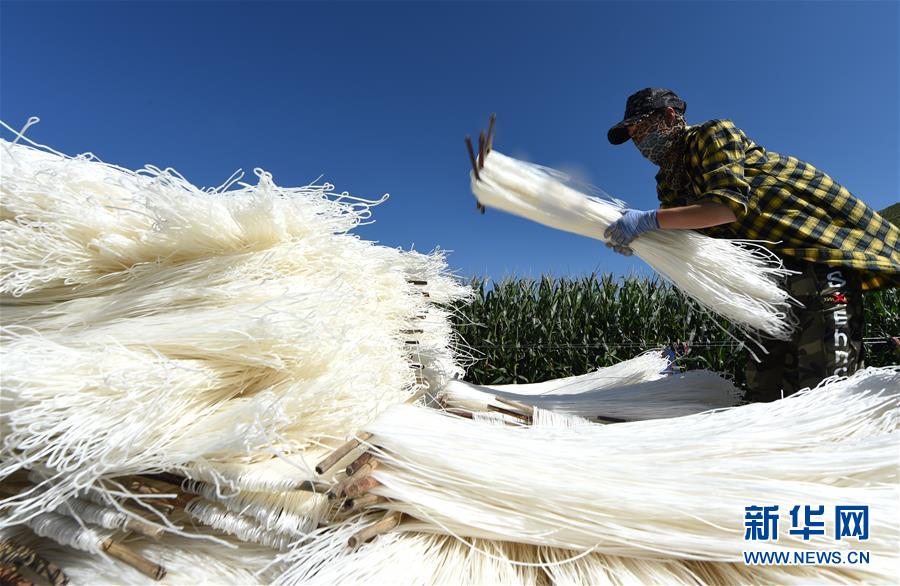 （壯麗70年&middot;奮斗新時(shí)代&mdash;&mdash;記者再走長征路&middot;圖文互動）（1）一根粉條里的初心
