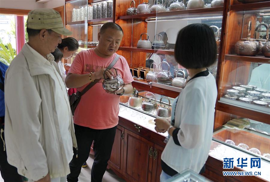 （在習(xí)近平新時代中國特色社會主義思想指引下&mdash;&mdash;新時代新作為新篇章&middot;總書記關(guān)心的百姓身邊事&middot;圖文互動）（3）留住鄉(xiāng)愁 綻放新顏&mdash;&mdash;傳統(tǒng)村落保護激發(fā)鄉(xiāng)村活力