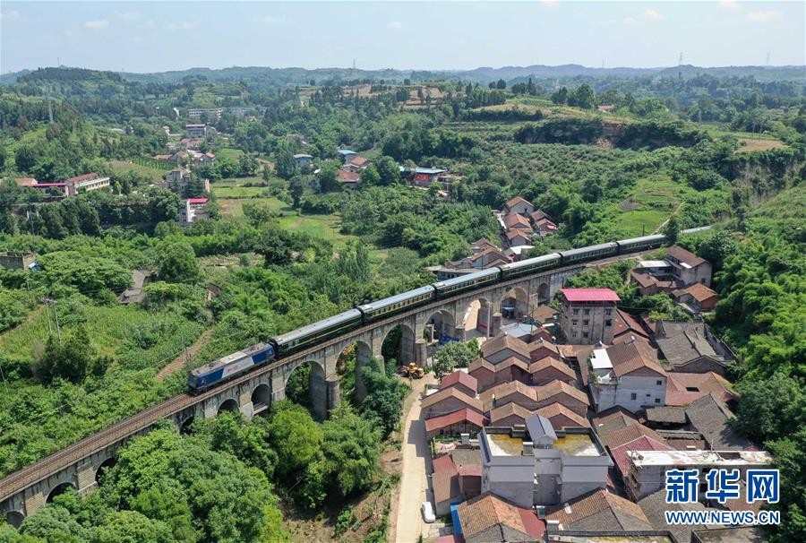 （壯麗70年&middot;奮斗新時(shí)代&mdash;&mdash;共和國(guó)發(fā)展成就巡禮）（3）人暢其行、貨暢其流&mdash;&mdash;共和國(guó)交通運(yùn)輸業(yè)發(fā)展成就巡禮