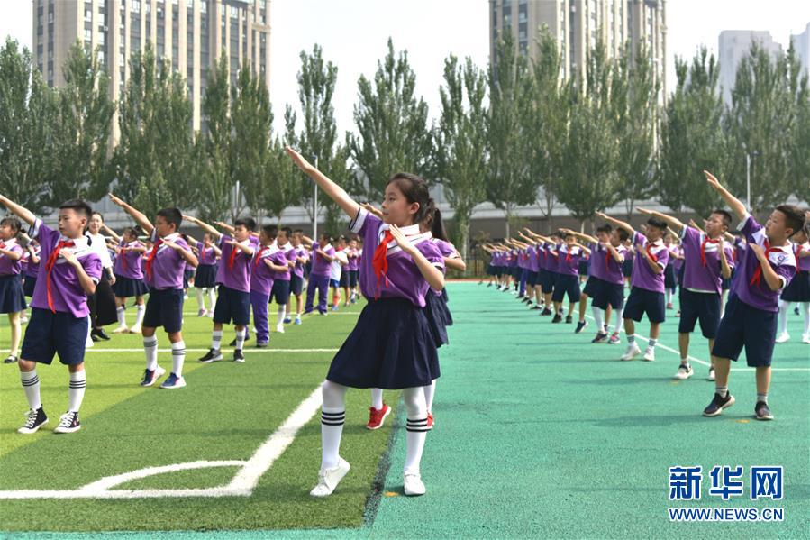 （體育&middot;圖文互動(dòng)）（1）（在習(xí)近平新時(shí)代中國特色社會(huì)主義思想指引下&mdash;&mdash;新時(shí)代新作為新篇章&middot;總書記關(guān)心的百姓身邊事）奔跑吧，少年！&mdash;&mdash;體育讓孩子們插上強(qiáng)壯的翅膀（配本社同題文字稿）