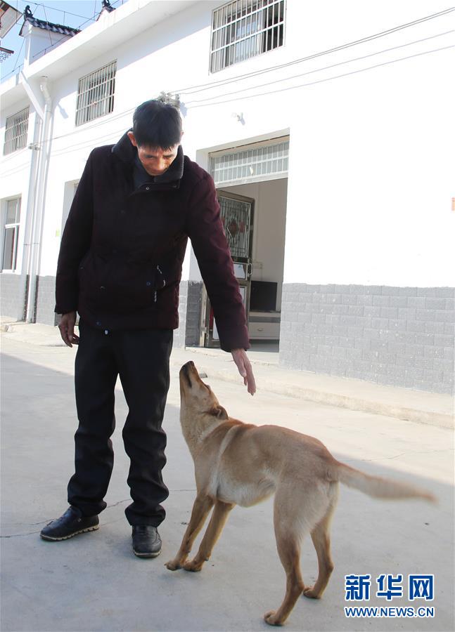 （四中全會精神在基層&middot;圖文互動）（1）記者手記：兩腳沾地，深切感悟什么叫&ldquo;以人民為中心&rdquo;