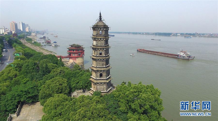 （在習近平新時代中國特色社會主義思想指引下&mdash;&mdash;新時代新作為新篇章&middot;總書記關(guān)切高質(zhì)量發(fā)展&middot;圖文互動）（3）在藍天白云下&mdash;&mdash;污染防治攻堅戰(zhàn)持續(xù)推進