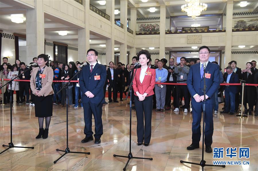 （兩會(huì)&middot;面對(duì)面）（3）全國政協(xié)委員接受采訪