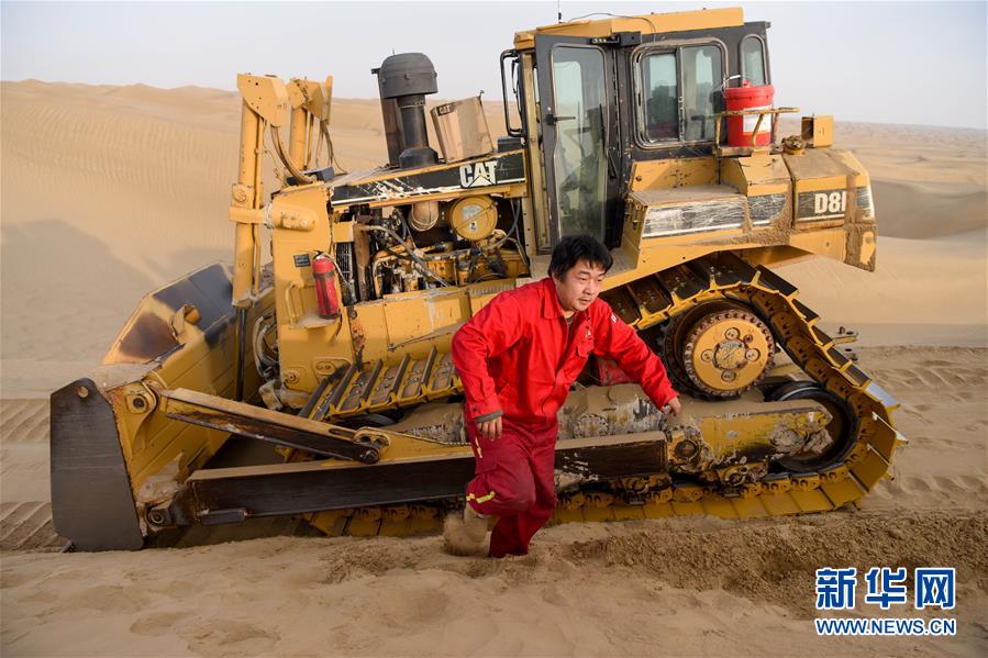 （新春走基層&middot;圖文互動）（5）特寫：與車為伴，獨行沙海