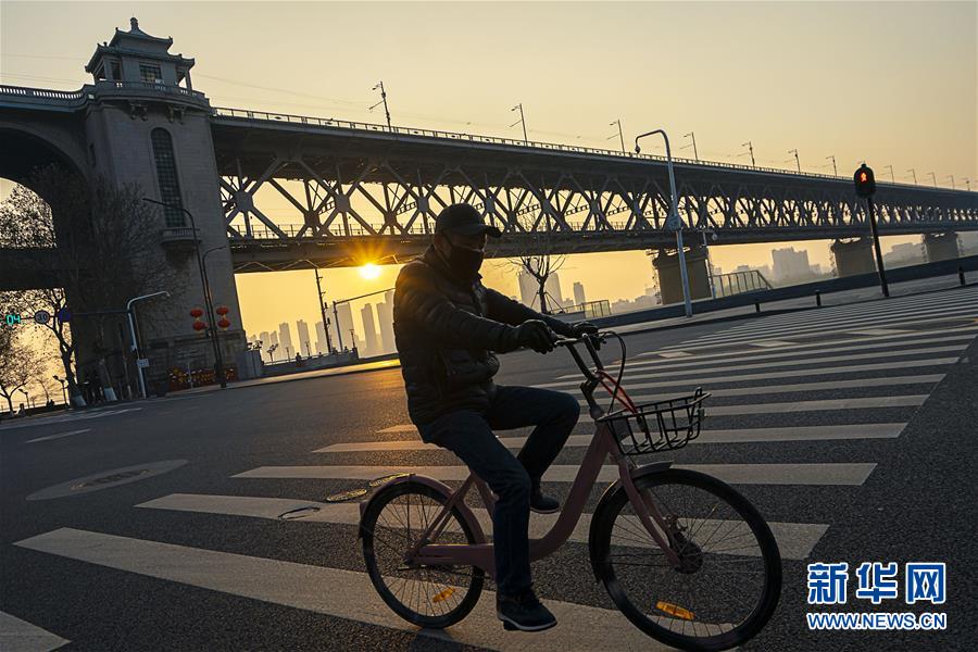 （新華全媒頭條&middot;圖文互動）（5）人間至味是團圓&mdash;&mdash;武漢庚子元宵節(jié)全紀(jì)錄