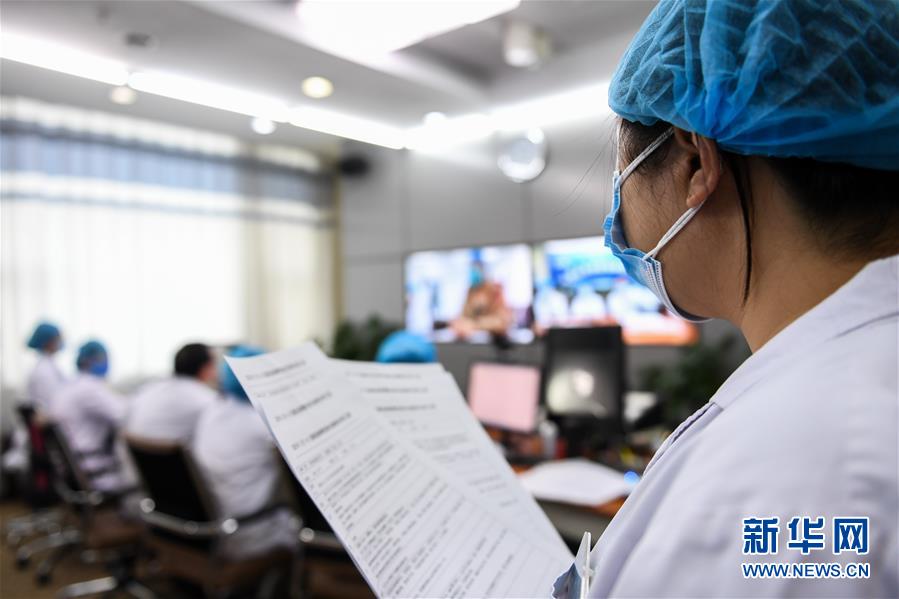 （聚焦疫情防控&middot;圖文互動）（7）特寫：遠(yuǎn)程醫(yī)療中心里的生命接力