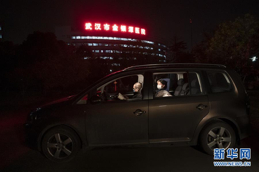 （一線抗疫群英譜&middot;圖文互動）（1）特寫：為節(jié)省10分鐘，這對醫(yī)護夫妻&ldquo;以車為家&rdquo;