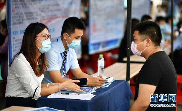 （聚焦復(fù)工復(fù)產(chǎn)）（3）?？谂e辦&ldquo;戰(zhàn)疫情&middot;促就業(yè)&rdquo;招聘會