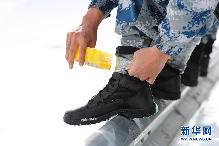 （圖文互動）（2）特寫：山再高，也要把給養(yǎng)送上去！